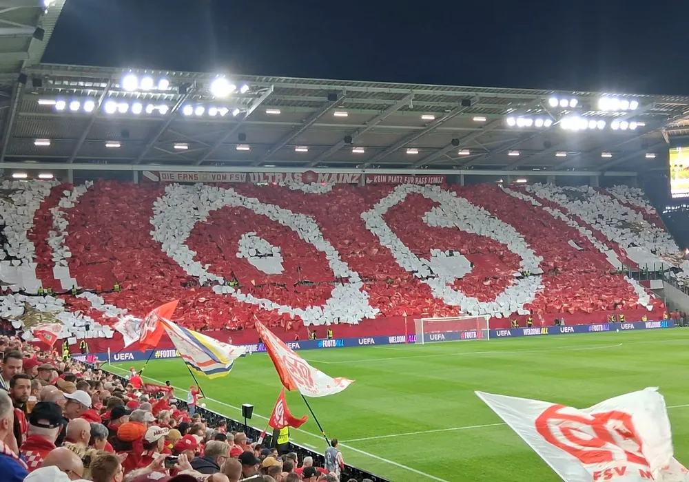 Choreografie der Fans in der MEWA Arena bei einem Heimspiel von Mainz 05
