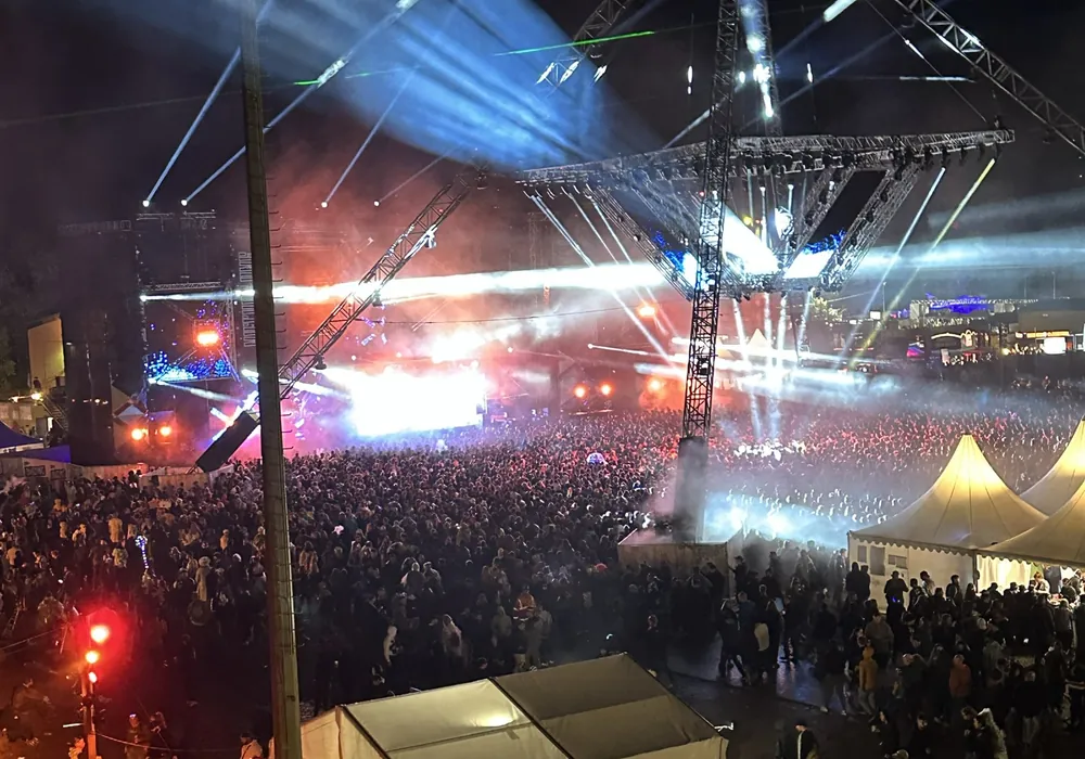 Hauptbühne der Nature One bei Nacht mit Lichtshow und Publikum