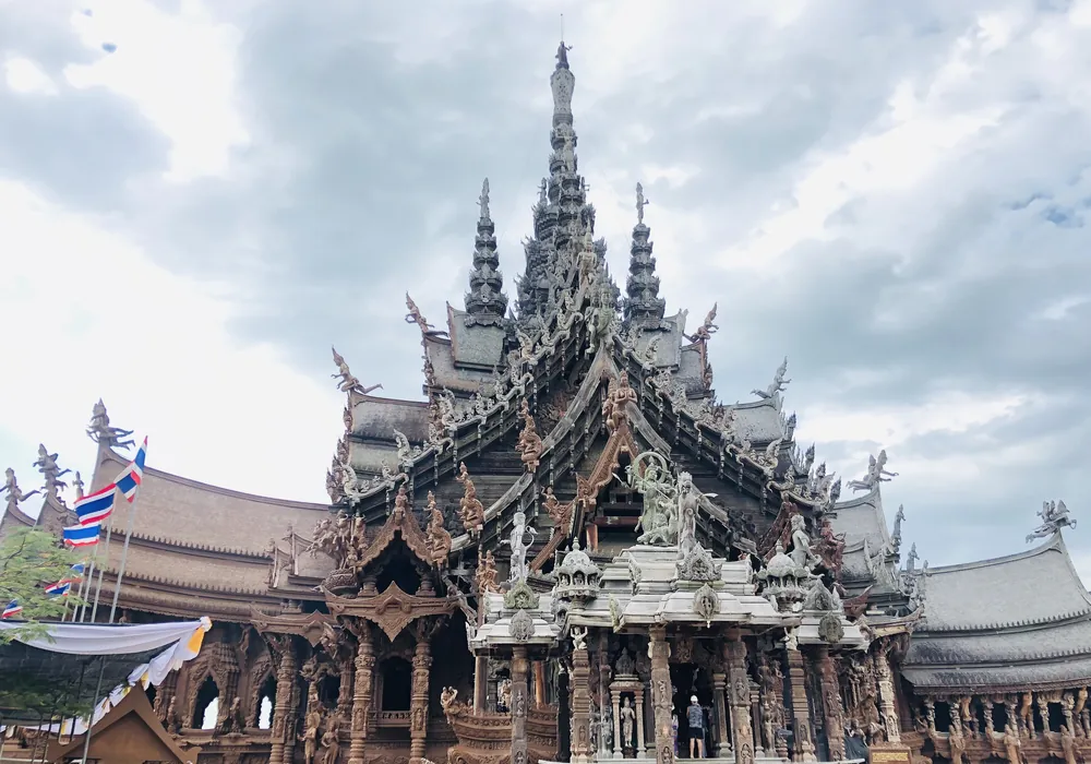 Sanctuary of Truth in Pattaya, ein vollständig aus Holz geschnitzter Tempelbau