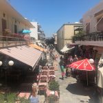 Kleine Straße mit Restaurants in Kos Stadt