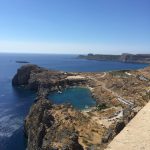 Ausblick von der Akropolis von Lindos auf der griechischen Insel Rhodos